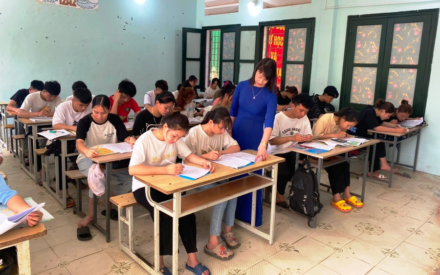 Cô Lê Thị Luyến - Giáo viên môn Ngữ văn, Trường THPT Quan Sơn cùng học trò của mình trong giờ học. (Ảnh: Thế Lượng) Cô Lê Thị Luyến - Giáo viên môn Ngữ văn, Trường THPT Quan Sơn cùng học trò của mình trong giờ học. (Ảnh: Thế Lượng)