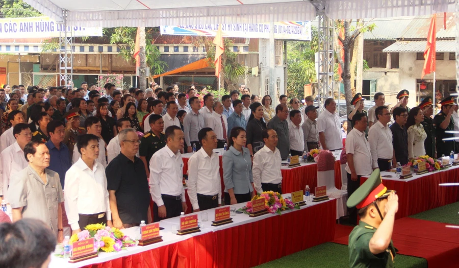 Lễ chào cờ tại buổi tưởng niệm các liệt sĩ hy sinh tại hang Co Phương, huyện Quan Hóa, tỉnh Thanh Hóa. (Ảnh: Thế Lượng)