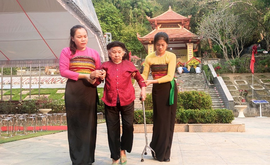 Cụ Nguyễn Thị Ngọt, cựu dân công hỏa tuyến thoát chết trong trận bom rải xuống hang Co Phương vào ngày 2/4/1953 cũng tham gia buổi lễ cầu siêu cho đồng đội. Ảnh: Thế Lượng Cụ Nguyễn Thị Ngọt, cựu dân công hỏa tuyến thoát chết trong trận bom rải xuống hang Co Phương vào ngày 2/4/1953 cũng tham gia buổi lễ cầu siêu cho đồng đội. Ảnh: Thế Lượng