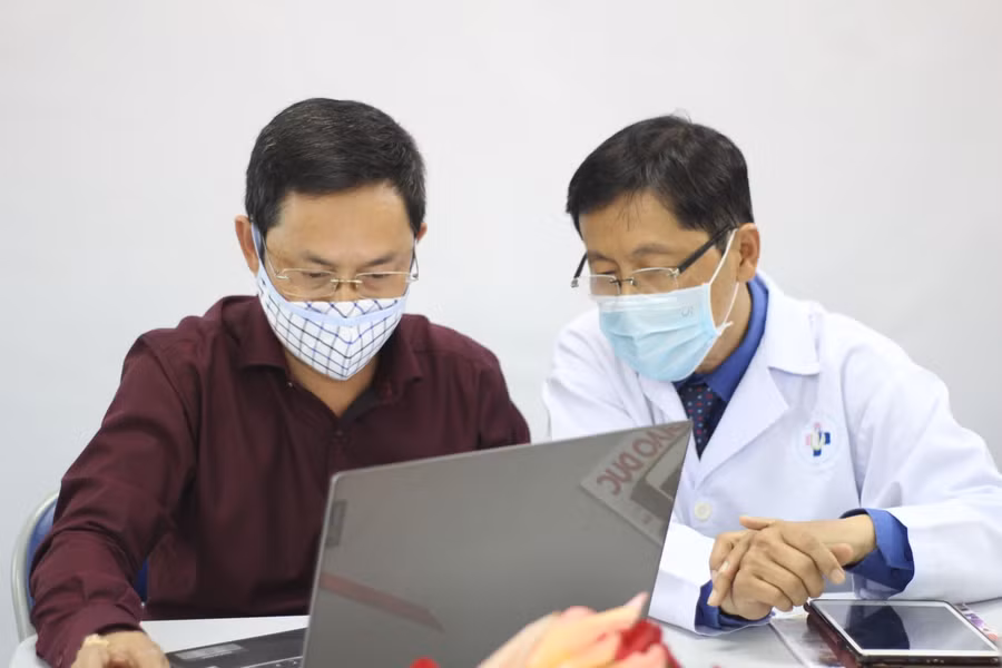 TS.Bác sĩ Nguyễn Nam Hà (bên phải) trả lời câu hỏi của độc giả báo GD&amp;TĐ trong buổi GLTT. Ảnh: Tuấn Anh.