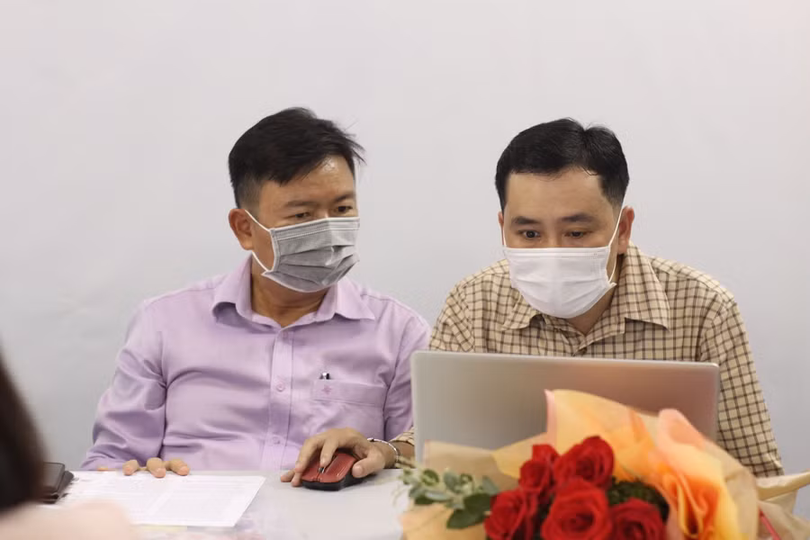 TS Nguyễn Anh Tuấn (trái) chia sẻ thông tin cùng độc giả Báo GD&amp;TĐ. Ảnh: Tuấn Anh.