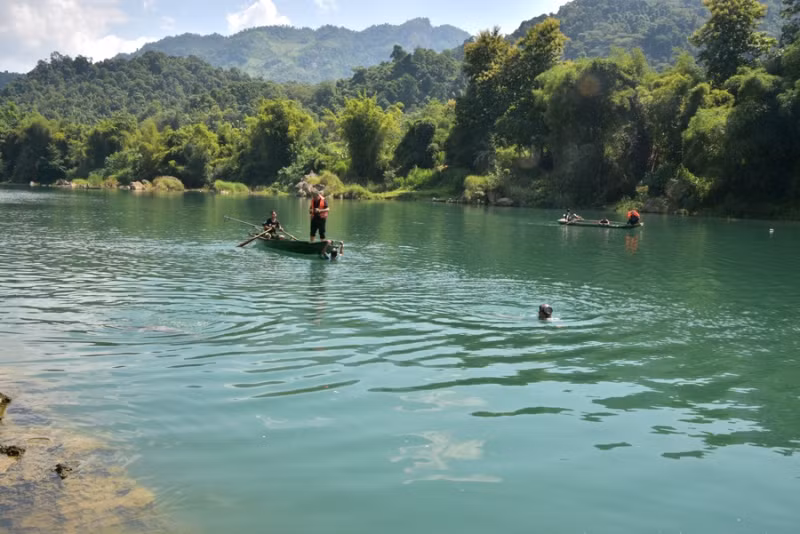 Lực lượng chức năng cùng tích cực tìm kiếm nạn nhân bị mất tích. Ảnh: Phi Anh.