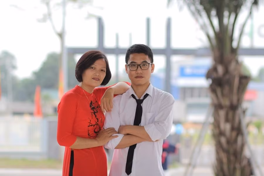 Hà Mạnh Duy cùng giáo viên chủ nhiệm Tạ Thị Thu Hiền