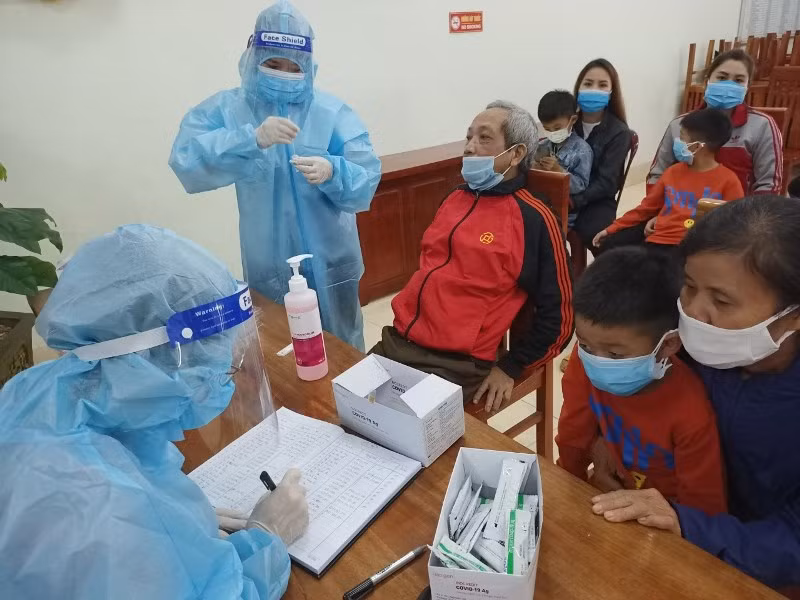 Cán bộ, giáo viên thành phố Việt Trì tích cực hỗ trợ công tác phòng, chống dịch Covid- 19.