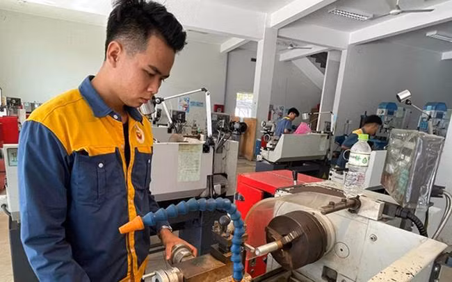 Người lao động cần đọc kỹ yêu cầu đối với vị trí tuyển dụng, hợp đồng lao động, chế độ và quyền lợi trước khi đặt bút ký. Ảnh minh họa.