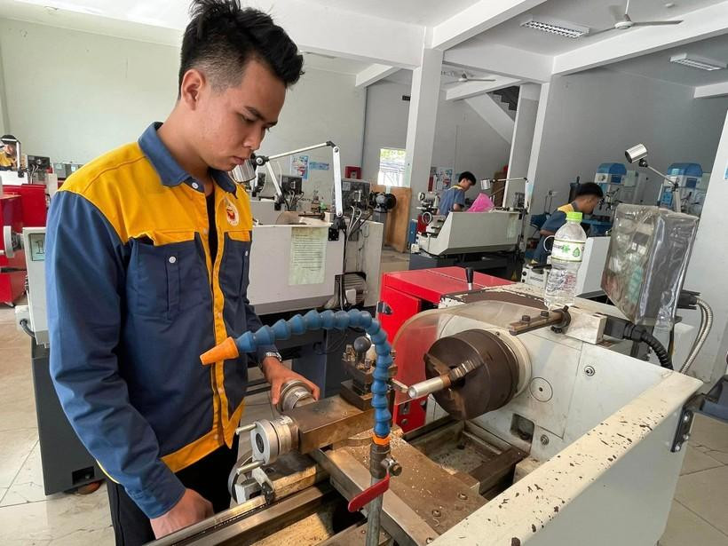 Người lao động cần đọc kỹ yêu cầu đối với vị trí tuyển dụng, hợp đồng lao động, chế độ và quyền lợi trước khi đặt bút ký. Ảnh minh họa. Người lao động cần đọc kỹ yêu cầu đối với vị trí tuyển dụng, hợp đồng lao động, chế độ và quyền lợi trước khi đặt bút ký. Ảnh minh họa.