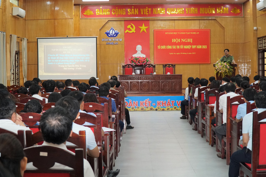 Đại diện Phòng Kỹ thuật nghiệp vụ - công an tỉnh Nghệ An giới thiệu số phương pháp nhận biết hành vị vi phạm trong thi cử. Ảnh: Hồ Lài.