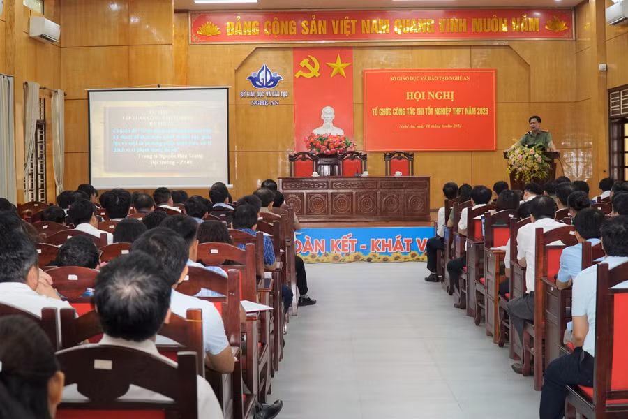 Đại diện Phòng Kỹ thuật nghiệp vụ - công an tỉnh Nghệ An giới thiệu số phương pháp nhận biết hành vị vi phạm trong thi cử. Ảnh: Hồ Lài. Đại diện Phòng Kỹ thuật nghiệp vụ - công an tỉnh Nghệ An giới thiệu số phương pháp nhận biết hành vị vi phạm trong thi cử. Ảnh: Hồ Lài.