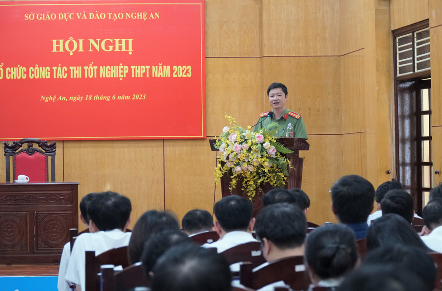 Đại tá Trần Ngọc Tuấn - Phó Giám đốc Công an tỉnh - Phó Trưởng ban chỉ đạo thi tỉnh Nghệ An nêu ý kiến về công tác đảm bảo an ninh trật tự, an toàn kỳ thi Tốt nghiệp THPT 2023. Ảnh: Hồ Lài.