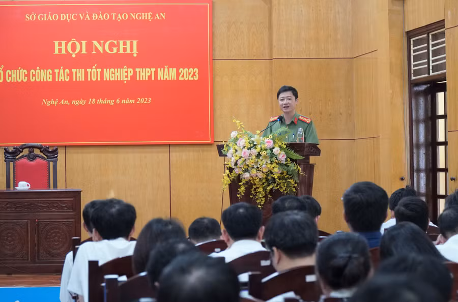 Đại tá Trần Ngọc Tuấn - Phó Giám đốc Công an tỉnh - Phó Trưởng ban chỉ đạo thi tỉnh Nghệ An nêu ý kiến về công tác đảm bảo an ninh trật tự, an toàn kỳ thi Tốt nghiệp THPT 2023. Ảnh: Hồ Lài. Đại tá Trần Ngọc Tuấn - Phó Giám đốc Công an tỉnh - Phó Trưởng ban chỉ đạo thi tỉnh Nghệ An nêu ý kiến về công tác đảm bảo an ninh trật tự, an toàn kỳ thi Tốt nghiệp THPT 2023. Ảnh: Hồ Lài.