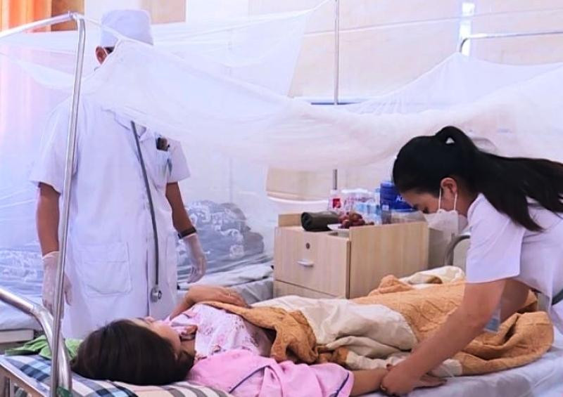 Y bác sĩ đang điều trị cho bệnh nhân mắc sốt xuất huyết.