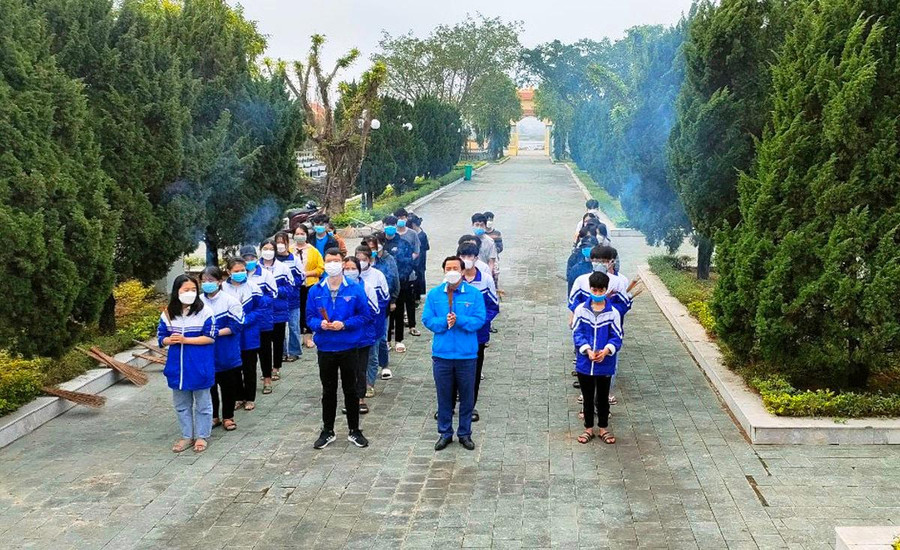 Học sinh Trường THPT Hậu Lộc 2 (Hậu Lộc, Thanh Hóa) dâng hương tại Nghĩa trang liệt sỹ huyện Hậu Lộc.