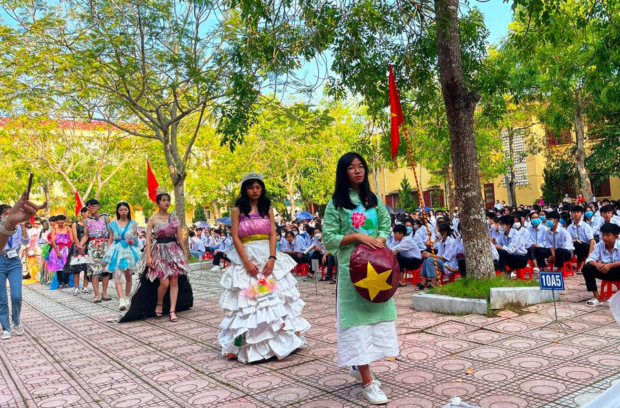 Học sinh Trường THPT Hoằng Hóa 4 hào hứng tham gia hoạt động ngoại khóa về chủ đề "Bảo vệ môi trường".