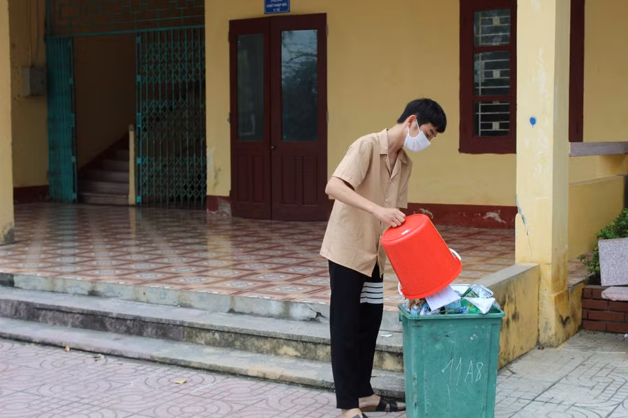 Học sinh Trường THPT Hoằng Hóa 4 (Hoằng Hóa, Thanh Hóa) thực hiện đổ rác đúng nơi quy định.