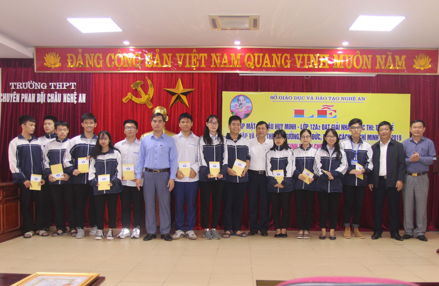 Lãnh đạo Sở GD&ĐT trao quà cho đại diện 11 đội tuyển dự thi HSG quốc gia và 2 học sinh thi chọn đội tuyển Olympic quốc tế