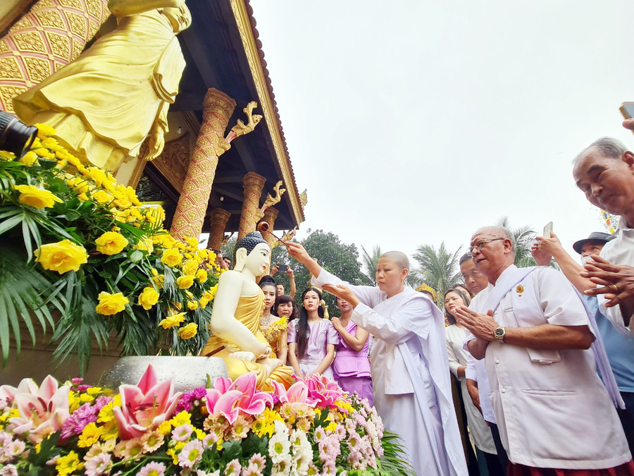 Ngày thứ ba gọi là Thngay Lơn-săk (ngày thêm tuổi mới), là ngày chính cũng là ngày cuối tết. Tương tự như hai ngày đầu, sau khi đã dâng cơm sáng cho các vị sư ở chùa, người ta làm lễ tắm tượng Phật bằng nước có ướp hương thơm.Nghi lễ nhằm mục đích bày tỏ lòng tưởng nhớ và biết ơn Đức Phật, rồi chúc mừng cha mẹ, ông bà, dâng bánh trái để tạ ơn, đồng thời cũng để rửa sạch những điều không may mắn của năm cũ và đón năm mới vạn sự như ý. Sau khi kết thúc lễ tắm tượng Phật, tắm sư sãi, mọi người cùng các vị Acha tập trung tại khu vực tháp đựng hài cốt để cầu siêu cho linh hồn các nhà sư viên tịch và những người thân của mình được siêu thoát. Lễ cầu siêu là nghi lễ cuối cùng kết thúc Tết Chôl Chnăm Thmây của người Khmer.