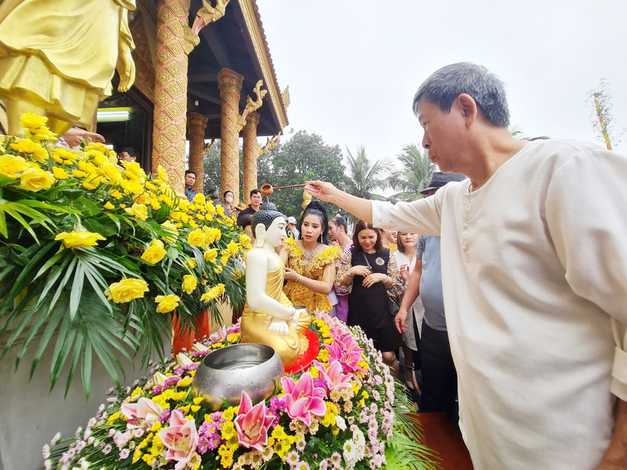 Ngày thứ ba gọi là Thngay Lơn-săk (ngày thêm tuổi mới), là ngày chính cũng là ngày cuối tết. Tương tự như hai ngày đầu, sau khi đã dâng cơm sáng cho các vị sư ở chùa, người ta làm lễ tắm tượng Phật bằng nước có ướp hương thơm.Nghi lễ nhằm mục đích bày tỏ lòng tưởng nhớ và biết ơn Đức Phật, rồi chúc mừng cha mẹ, ông bà, dâng bánh trái để tạ ơn, đồng thời cũng để rửa sạch những điều không may mắn của năm cũ và đón năm mới vạn sự như ý. Sau khi kết thúc lễ tắm tượng Phật, tắm sư sãi, mọi người cùng các vị Acha tập trung tại khu vực tháp đựng hài cốt để cầu siêu cho linh hồn các nhà sư viên tịch và những người thân của mình được siêu thoát. Lễ cầu siêu là nghi lễ cuối cùng kết thúc Tết Chôl Chnăm Thmây của người Khmer.