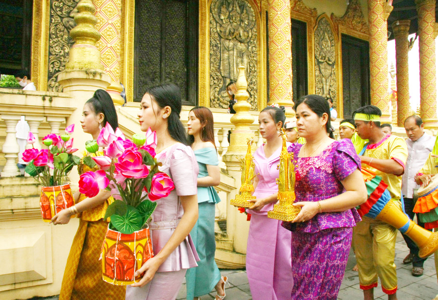 Ngày thứ nhất gọi là Thngay Chôl Chnăm Thmây (ngày vào năm mới). Lễ chọn đúng giờ tốt. Mọi người được tắm gội, mặc quần áo đẹp, mang theo nhang đèn, lễ vật đến chùa dâng lên các vị sư và được nghe các vị chúc tụng năm mới. Dưới sự điều hành của ông Acha, mọi người xếp hàng đi vòng quanh chính điện 3 vòng để làm lễ chào mừng năm mới.