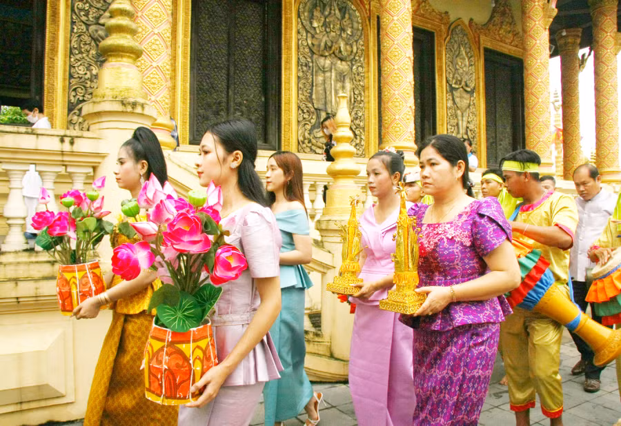Ngày thứ nhất gọi là Thngay Chôl Chnăm Thmây (ngày vào năm mới). Lễ chọn đúng giờ tốt. Mọi người được tắm gội, mặc quần áo đẹp, mang theo nhang đèn, lễ vật đến chùa dâng lên các vị sư và được nghe các vị chúc tụng năm mới. Dưới sự điều hành của ông Acha, mọi người xếp hàng đi vòng quanh chính điện 3 vòng để làm lễ chào mừng năm mới.