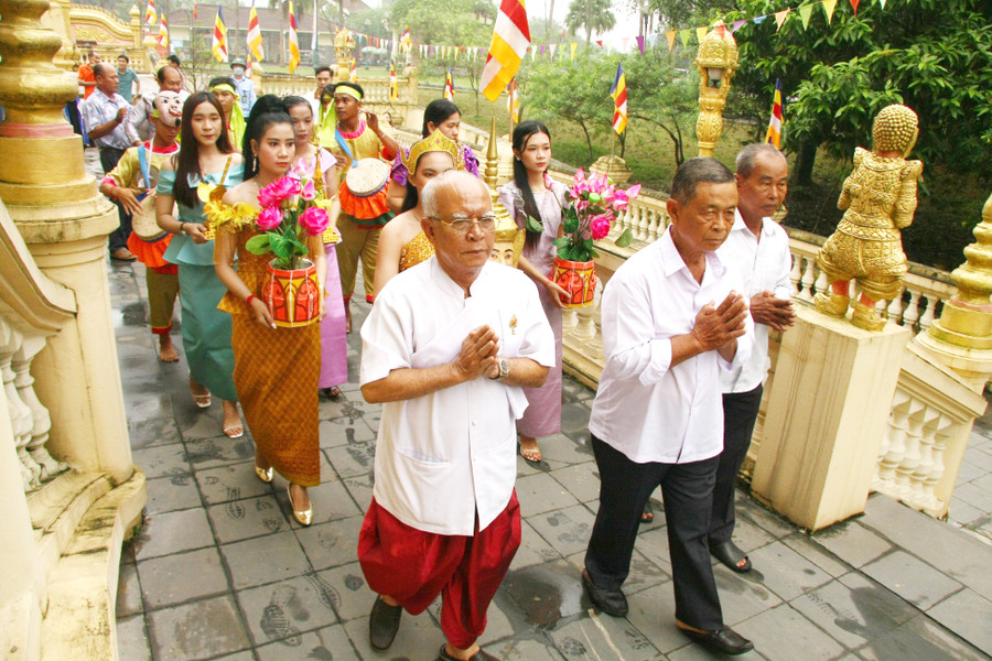 Ngày thứ nhất gọi là Thngay Chôl Chnăm Thmây (ngày vào năm mới). Lễ chọn đúng giờ tốt. Mọi người được tắm gội, mặc quần áo đẹp, mang theo nhang đèn, lễ vật đến chùa dâng lên các vị sư và được nghe các vị chúc tụng năm mới. Dưới sự điều hành của ông Acha, mọi người xếp hàng đi vòng quanh chính điện 3 vòng để làm lễ chào mừng năm mới.