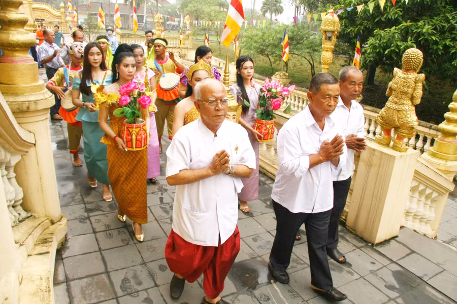 Ngày thứ nhất gọi là Thngay Chôl Chnăm Thmây (ngày vào năm mới). Lễ chọn đúng giờ tốt. Mọi người được tắm gội, mặc quần áo đẹp, mang theo nhang đèn, lễ vật đến chùa dâng lên các vị sư và được nghe các vị chúc tụng năm mới. Dưới sự điều hành của ông Acha, mọi người xếp hàng đi vòng quanh chính điện 3 vòng để làm lễ chào mừng năm mới.