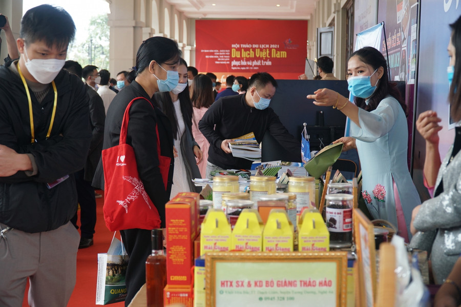 Doanh nghiệp trưng bày gian hàng và giới thiệu sản phẩm đặc sản địa phương. Doanh nghiệp trưng bày gian hàng và giới thiệu sản phẩm đặc sản địa phương.