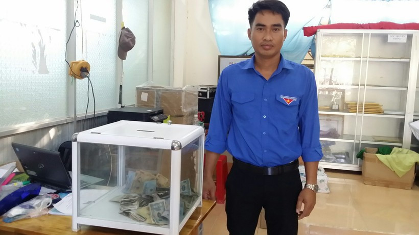 Thầy Lý Tài Thế, Bí thư Đoàn Trường THPT Vĩnh Hải bên thùng tiền vận động giúp em Lê Quốc Phi. Thầy Lý Tài Thế, Bí thư Đoàn Trường THPT Vĩnh Hải bên thùng tiền vận động giúp em Lê Quốc Phi.