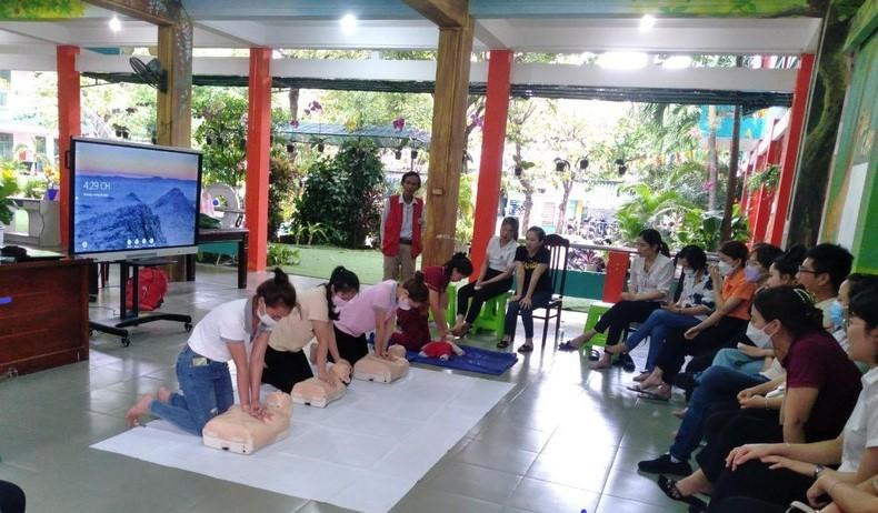 Giáo viên mầm non thực hành một số kỹ năng sơ cấp cứu Giáo viên mầm non thực hành một số kỹ năng sơ cấp cứu