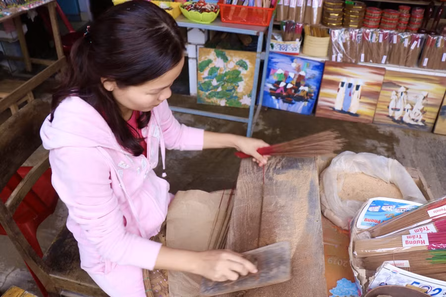 Để làm nên những cây hương phải trải qua nhiều công đoạn. Nguyên liệu thường dùng để làm hương gồm ngũ vị thuốc bắc với quế chi, thảo quả, nụ tùng, đinh hương, hoa hồi, bạch đàn, quế hòa với nước, trộn lại với nhau tạo nên bột hương.