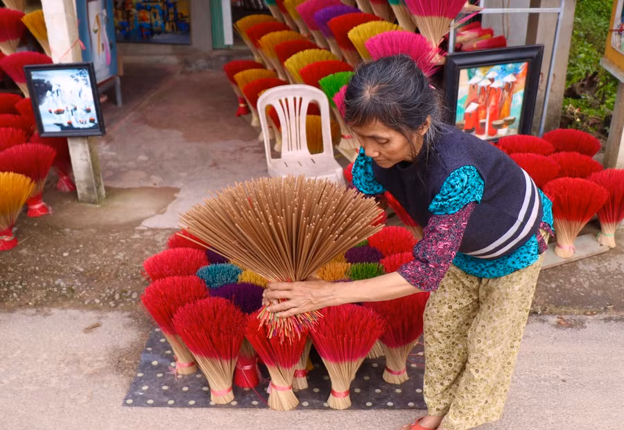Bà Tôn Nữ Ánh Tuyết (71 tuổi) – người có hơn 60 năm làm hương chia sẻ, hoạt động làm hương diễn ra quanh năm, nhưng dịp cuối năm thì hoạt động sản xuất trở nên tất bật hơn, số lượng hương được làm ra cũng nhiều hơn.