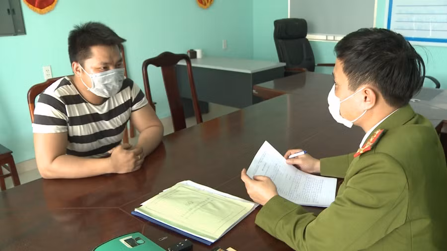 Cơ quan chức năng làm việc với tài xế Nguyễn Đức Quyền