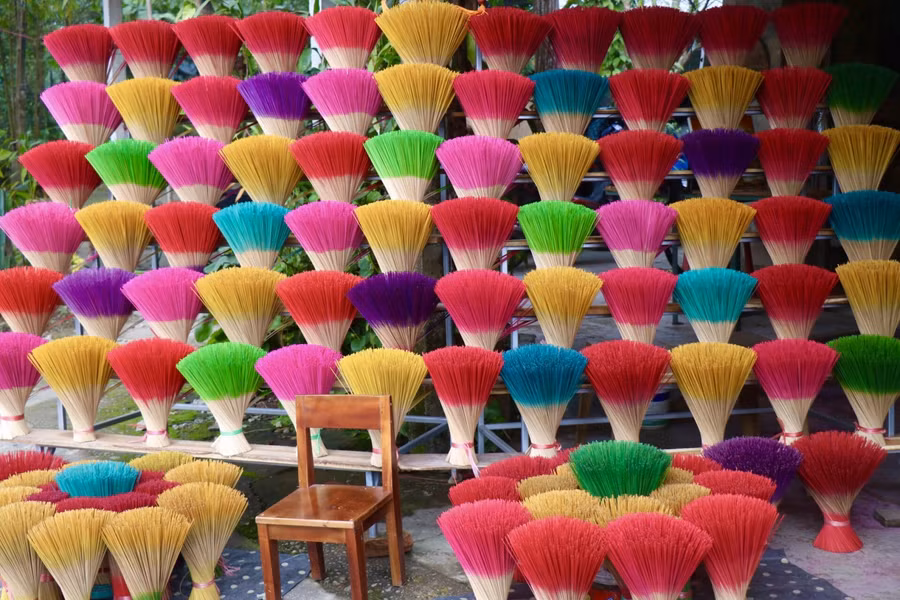 Lõi hương được làm từ ruột tre chẻ nhỏ đều tăm tắp, phơi nắng nhiều ngày để khô và giòn, tre làm lõi hương là tre già lấy từ rừng. Bột hương sau khi được trộn dẻo với các nguyên liệu sẽ được se quanh các lõi hương, se sao cho vừa đủ mỏng và dính tròn, sau đó đem đi phơi nắng.