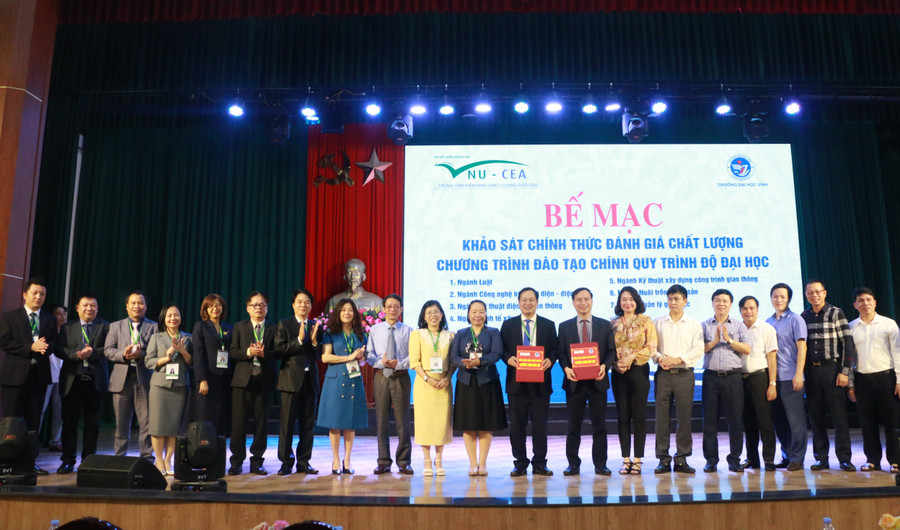 Khảo sát chính thức 7 chương trình đào tạo có ý nghĩa quan trọng đối với Trường ĐH Vinh trong việc nâng cao chất lượng các chương trình đào tạo theo mô hình đánh giá theo chuẩn đầu ra. Ảnh: Hồ Lài. Khảo sát chính thức 7 chương trình đào tạo có ý nghĩa quan trọng đối với Trường ĐH Vinh trong việc nâng cao chất lượng các chương trình đào tạo theo mô hình đánh giá theo chuẩn đầu ra. Ảnh: Hồ Lài.