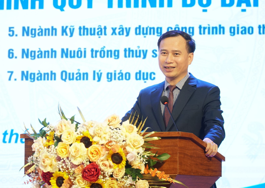 GS. Nguyễn Huy Bằng - Hiệu trưởng Trường ĐH Vinh tiếp thu tất cả những nhận xét, góp ý, khuyến nghị của đoàn chuyên gia đánh giá ngoài và cam kết có giải pháp khắc phục trong thời gian tới. Ảnh: Hồ Lài. GS. Nguyễn Huy Bằng - Hiệu trưởng Trường ĐH Vinh tiếp thu tất cả những nhận xét, góp ý, khuyến nghị của đoàn chuyên gia đánh giá ngoài và cam kết có giải pháp khắc phục trong thời gian tới. Ảnh: Hồ Lài.