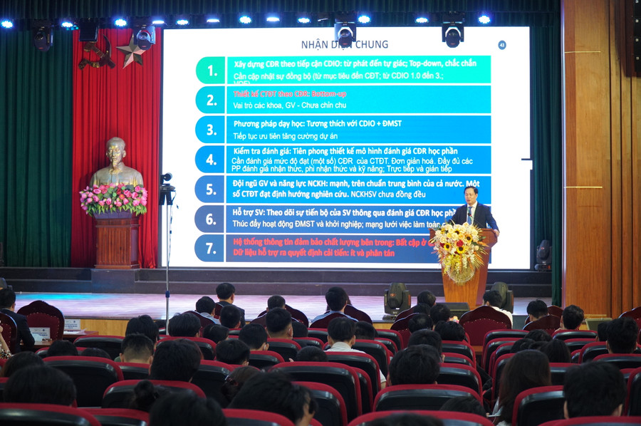 Đại diện đoàn khảo sát trao đổi kết quả đã đạt được của Trường Đại học Vinh và 7 chương trình đào tạo. Ảnh: Hồ Lài. Đại diện đoàn khảo sát trao đổi kết quả đã đạt được của Trường Đại học Vinh và 7 chương trình đào tạo. Ảnh: Hồ Lài.