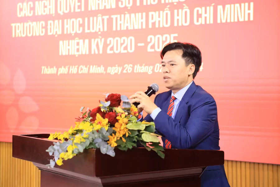 GS.TS. Đỗ Văn Đại, Phó Hiệu trưởng Nhà trường phát biểu nhận nhiệm vụ. Ảnh: NTCC