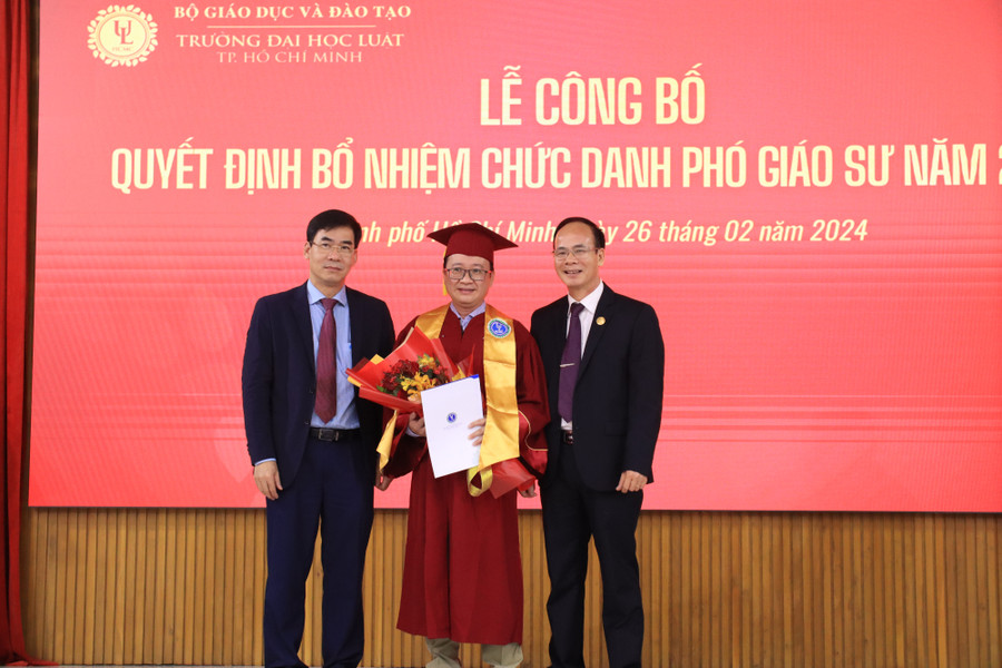 Ban lãnh đạo Nhà trường trao Quyết định bổ nhiệm chức danh Phó Giáo sư. Ảnh: NTCC Ban lãnh đạo Nhà trường trao Quyết định bổ nhiệm chức danh Phó Giáo sư. Ảnh: NTCC