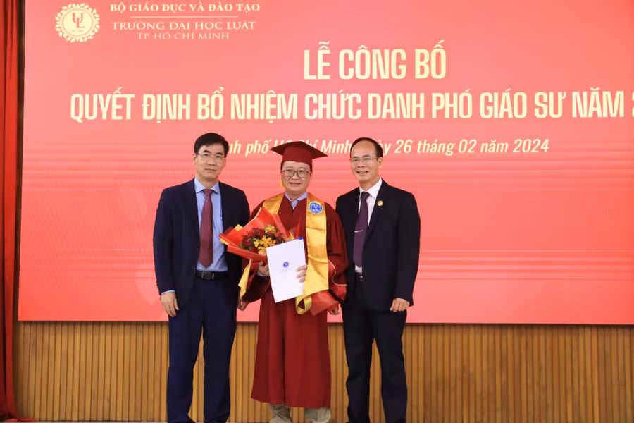 Ban lãnh đạo Nhà trường trao Quyết định bổ nhiệm chức danh Phó Giáo sư. Ảnh: NTCC