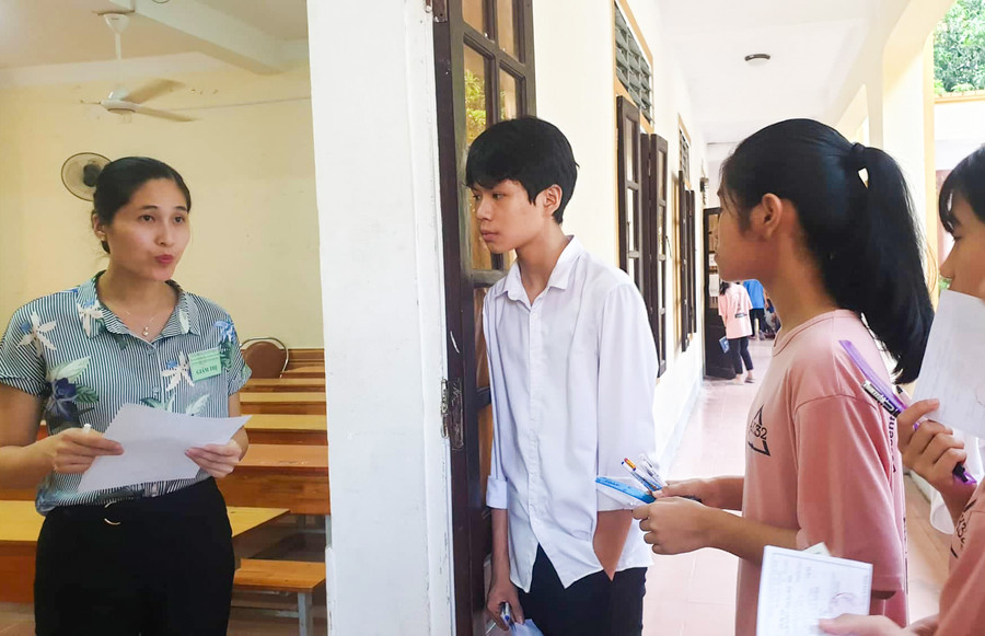 Giám thị gọi thí sinh vào phòng thi tại Trường THPT chuyên Phan Bội Châu Giám thị gọi thí sinh vào phòng thi tại Trường THPT chuyên Phan Bội Châu