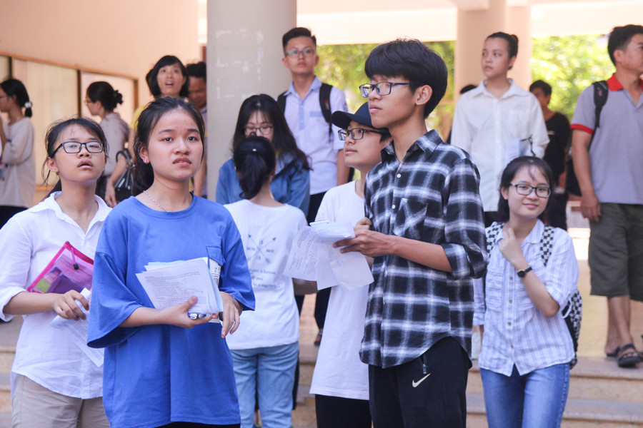 Nhiều thí sinh tỏ ra lo lắng sau khi kết thúc môn thi chuyên do đề khó hơn năm trước Nhiều thí sinh tỏ ra lo lắng sau khi kết thúc môn thi chuyên do đề khó hơn năm trước