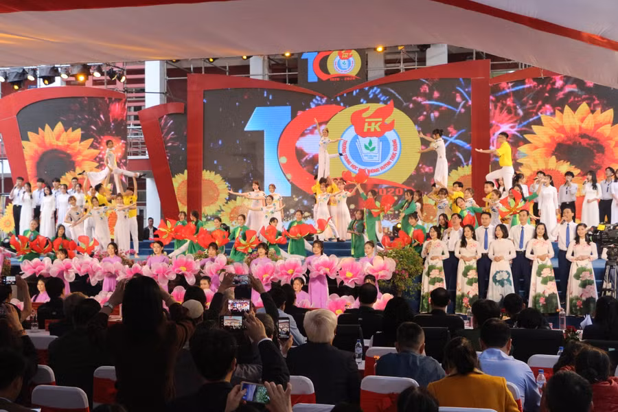 Chương trình biểu diễn nghệ thuật kỷ niệm 100 năm Quốc học Vinh - Trường THPT Huỳnh Thúc Kháng