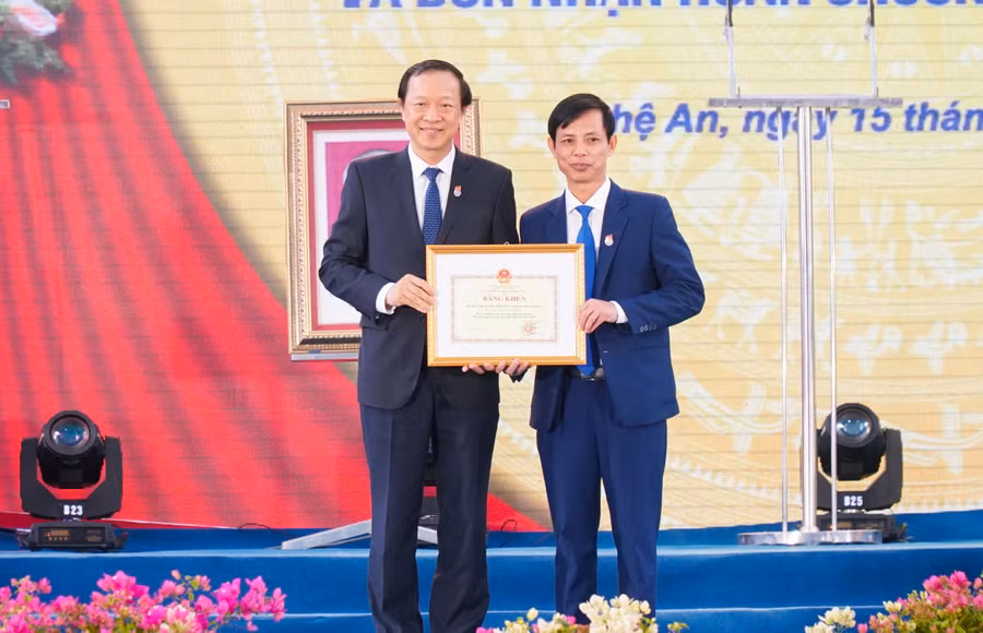 Thứ trưởng Phạm Ngọc Thưởng trao Bằng khen của Bộ trưởng Bộ GD&amp;ĐT cho Trường THPT Huỳnh Thúc Kháng.