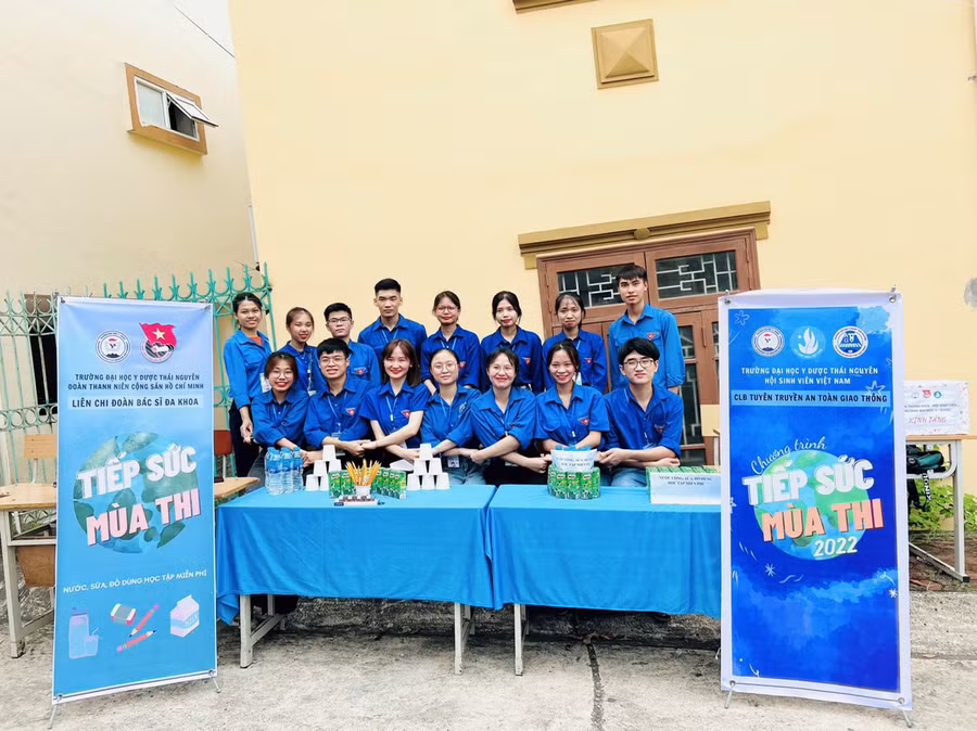 Sinh viên trường Trường Đại học Y – Dược (ĐH Thái Nguyên) tham gia chương trình Tiếp sức mùa thi 2022.