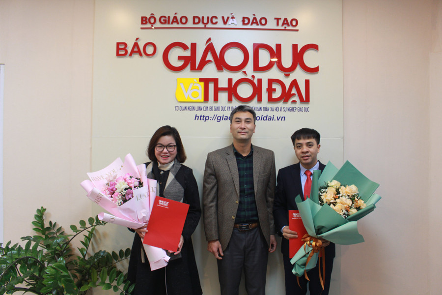 Nhà báo Ngô Tiến Nha, Phó trưởng văn phòng đại diện Việt Bắc (Báo Giáo dục và Thời đại) tặng hoa cảm ơn các khách mời trong buổi giao lưu trực tuyến. Nhà báo Ngô Tiến Nha, Phó trưởng văn phòng đại diện Việt Bắc (Báo Giáo dục và Thời đại) tặng hoa cảm ơn các khách mời trong buổi giao lưu trực tuyến.