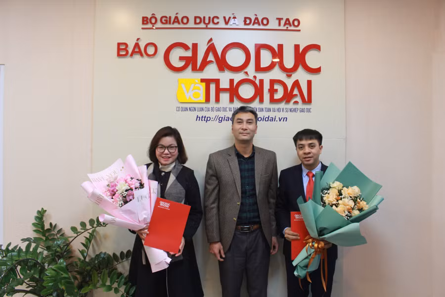 Nhà báo Ngô Tiến Nha, Phó trưởng văn phòng đại diện Việt Bắc (Báo Giáo dục và Thời đại) tặng hoa cảm ơn các khách mời trong buổi giao lưu trực tuyến.