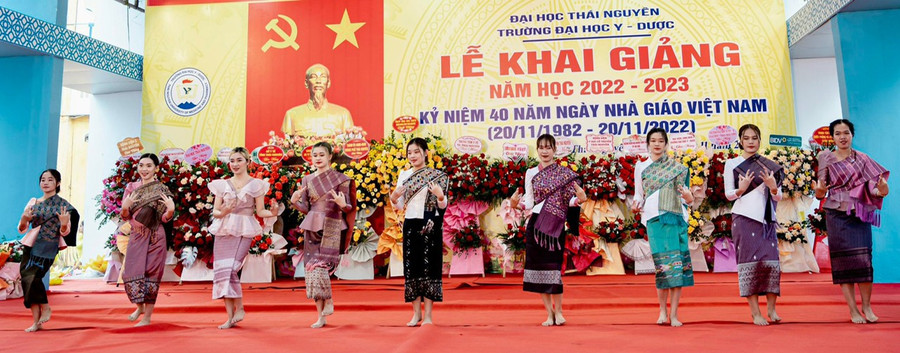 Nhiều sinh viên đến từ các nước như Lào, Campuchia đang theo học tại Trường Đại học Y – Dược. Nhiều sinh viên đến từ các nước như Lào, Campuchia đang theo học tại Trường Đại học Y – Dược.