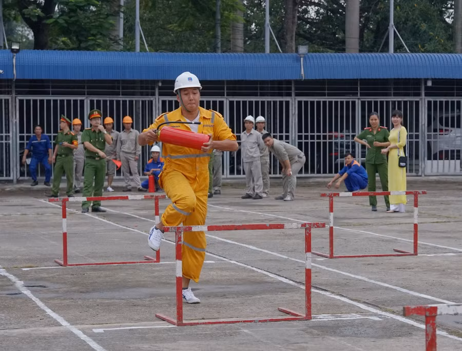 Đội KHP thi chạy vượt rào dập lửa