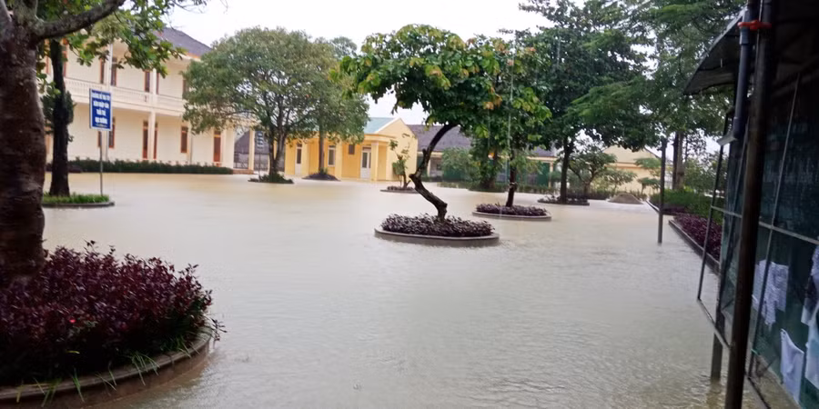 Nước lũ ngập vào sân trường học tại Nghệ An.