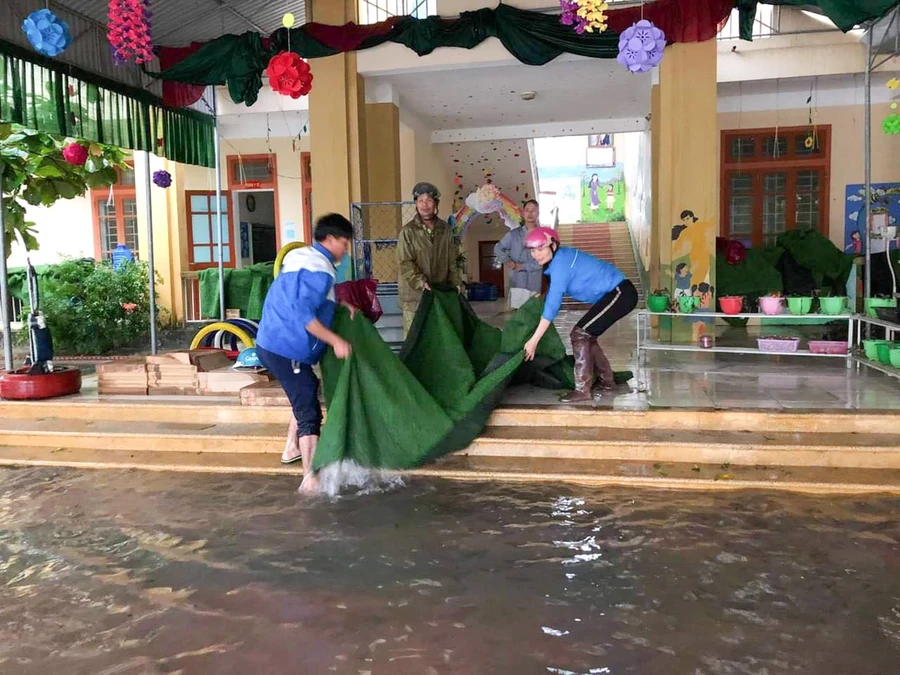 Đoàn thanh niên giúp trường học tại huyện Hưng Nguyên, Nghệ An sơ tán đồ dùng, đồ chơi cho trẻ.