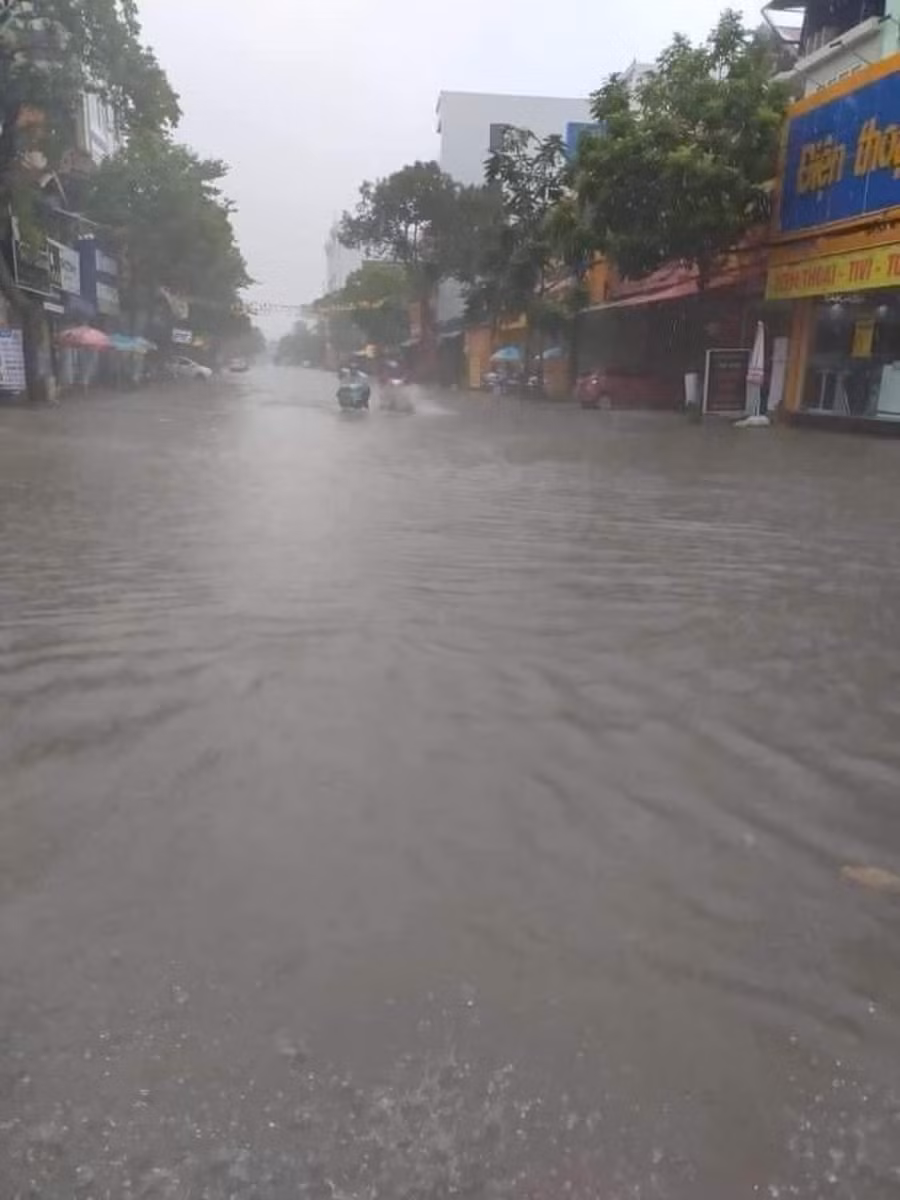 Người dân treo các đồ dùng sinh hoạt điện tử như quạt, máy giặt, tủ lạnh... lên cao để chống lũ